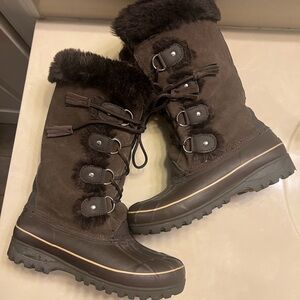 Khombu brown suede and faux fur lace up duck boots size 8